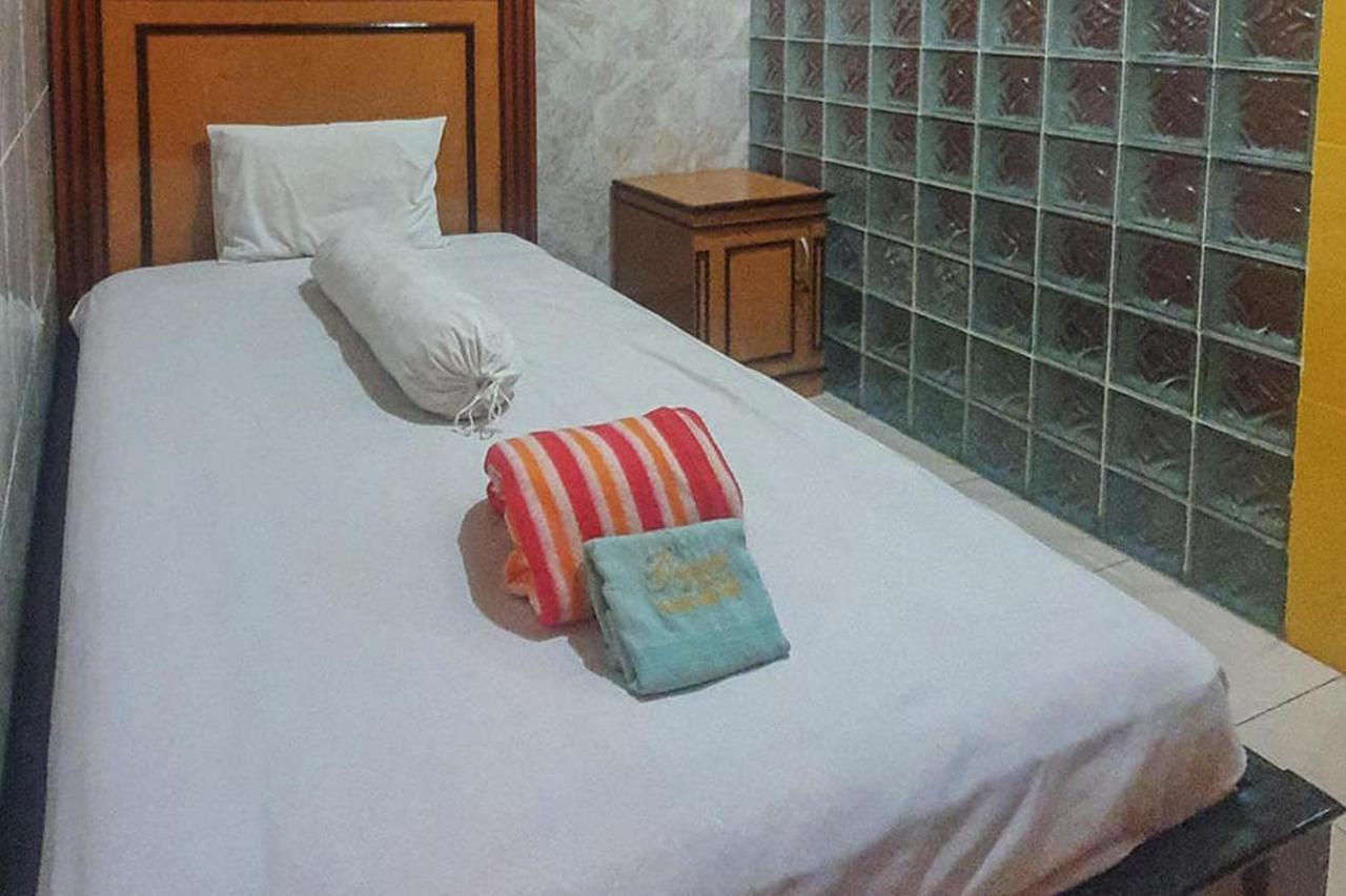 Homestay Gayatri Sawojajar Near Univ Negeri Malang Kampus 2 Mitra Reddoorz Exterior foto